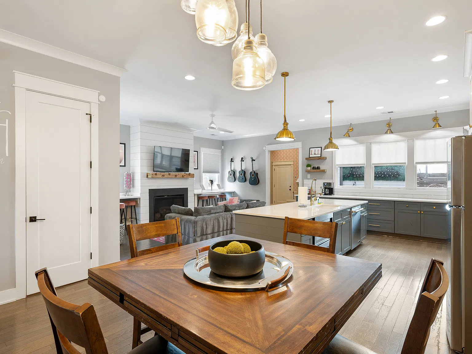 5 bed, 2456 sqft, $4,989 — Photo 3