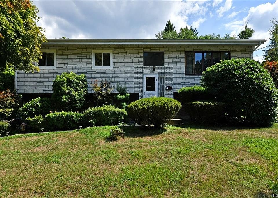 1st image of 1 Boxwood Ln