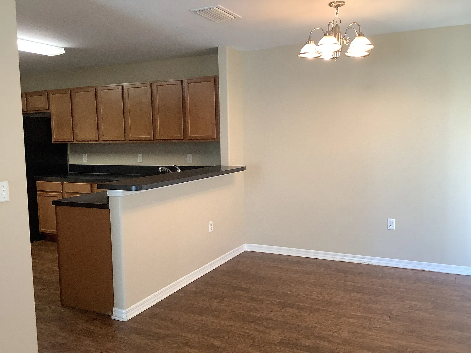 4 bed, 2.5 bath, 1820 sqft, $2,420 — Photo 4