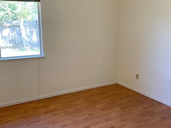 2nd image of 22 Beckford Ct