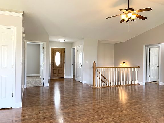 3rd image of 685 Meadowbrook Ln