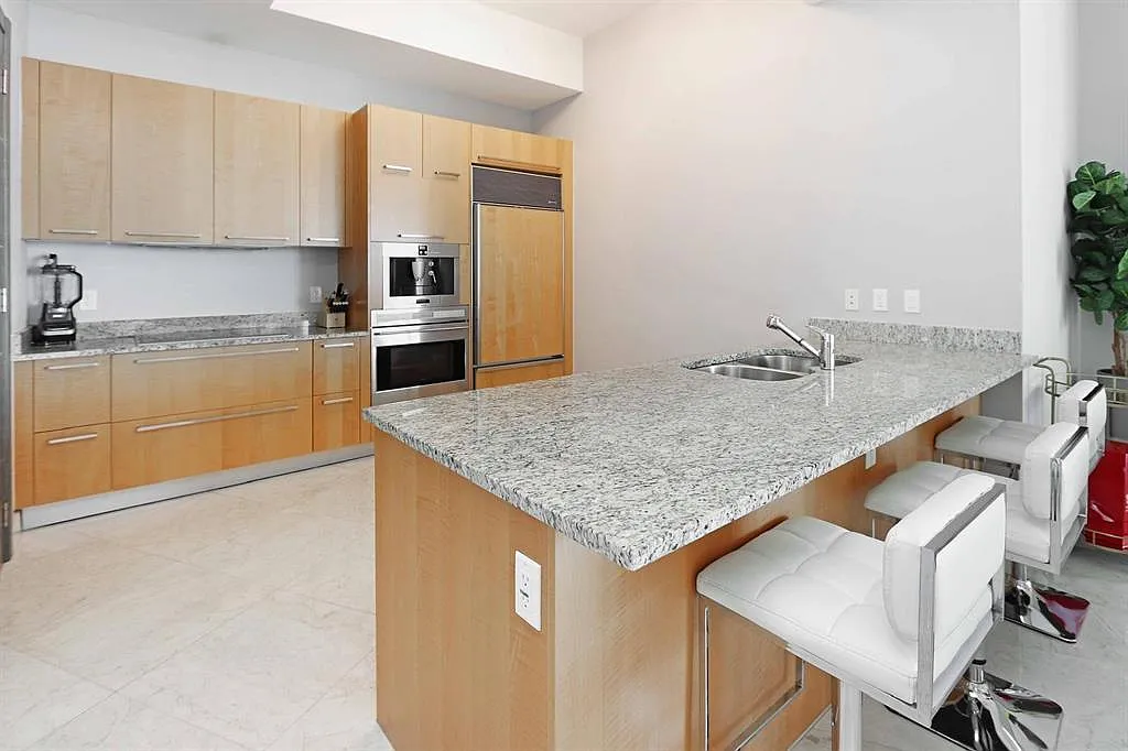 15901 Collins Ave — Photo 3