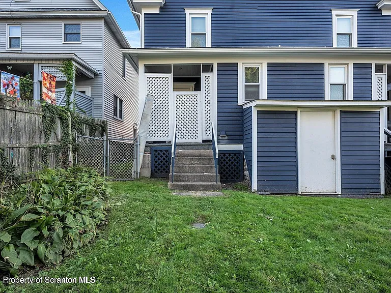 811 Grandview St — Photo 2