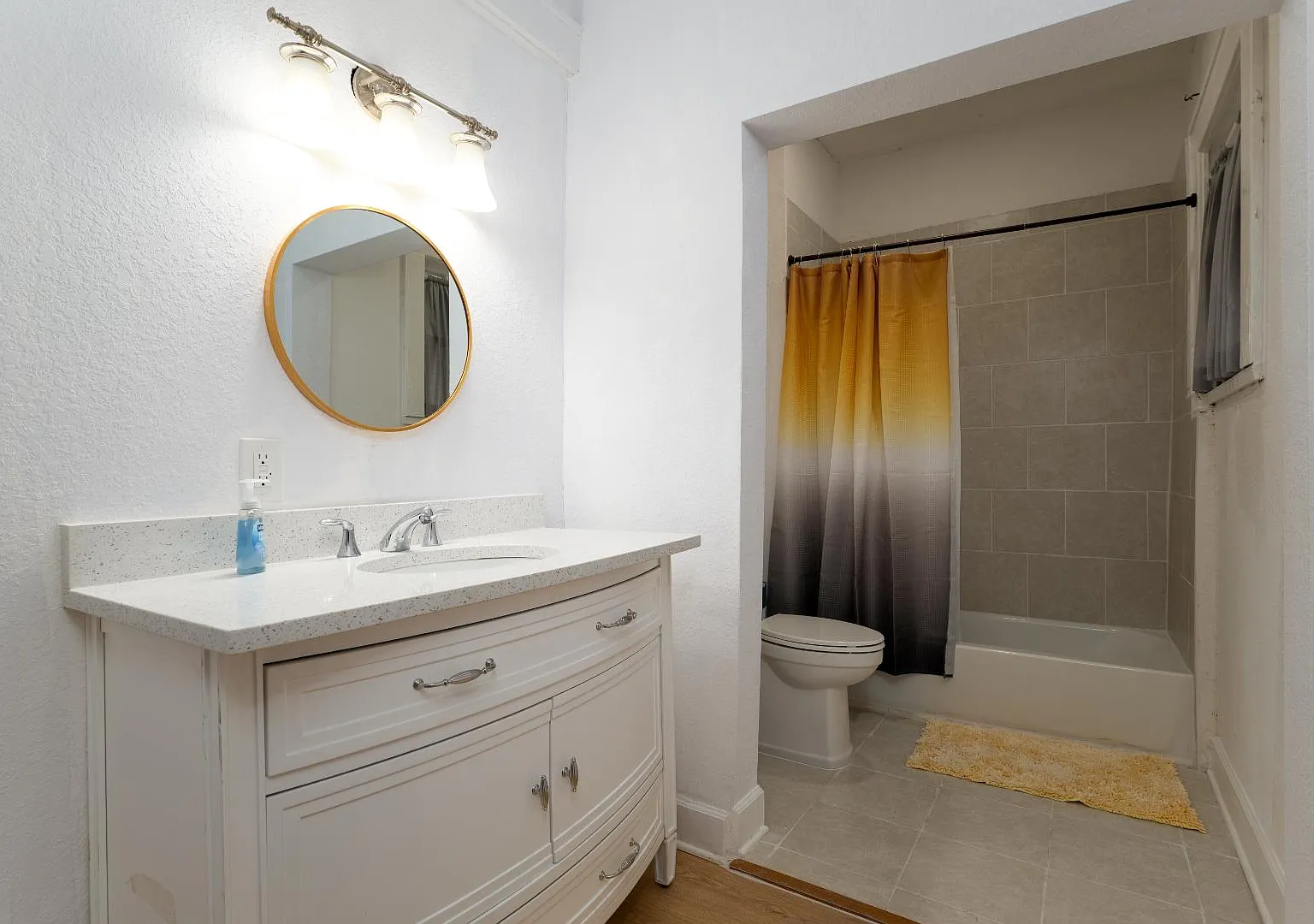 105 W 36th St - Room 3 — Photo 4