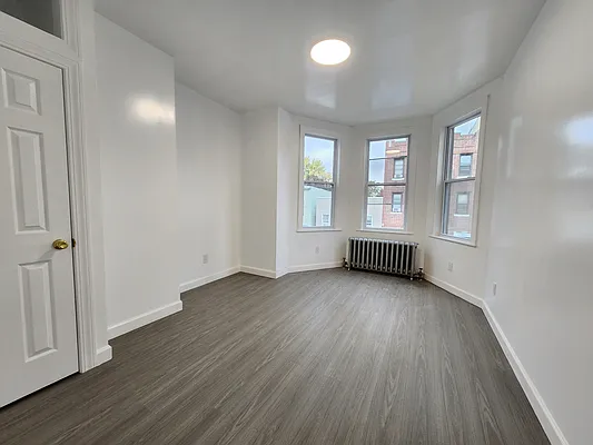Rented by Astoria Realty | media 3