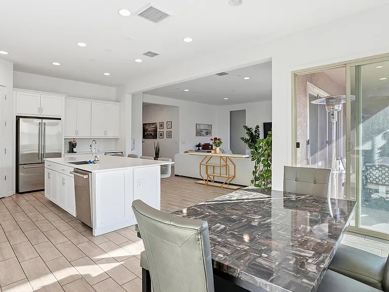 4221 W Carmen St — Photo 4