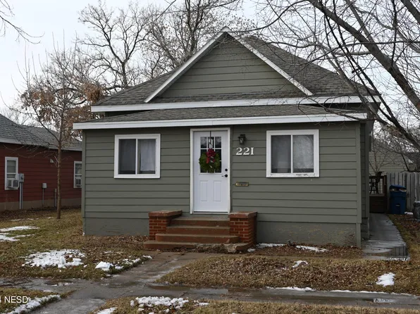 221 4th St SW, Watertown, SD 57201