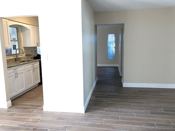 4th image of 2528 Bramblewood Dr E