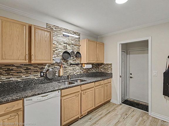 5th image of 237 Barrington Cir