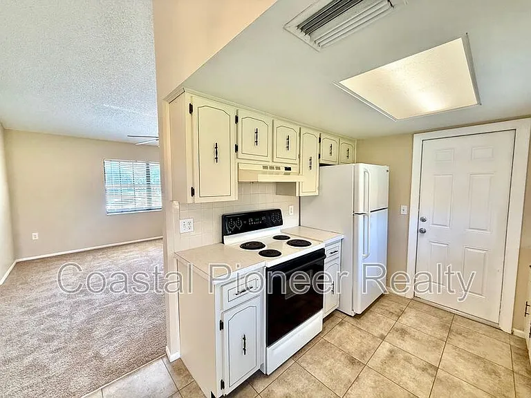 1301 Greenlea Dr — Photo 6