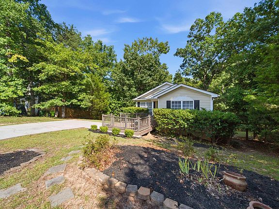3rd image of 105 Southampton Dr