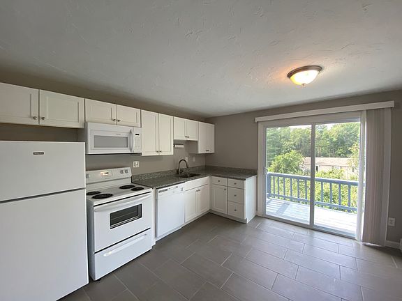 3rd image of 44 Stafford St #35