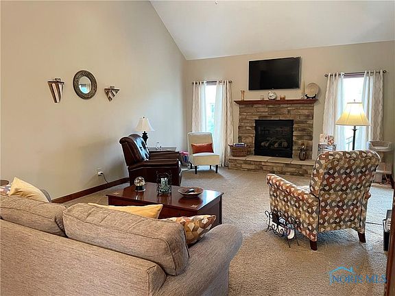 5th image of 8145 Clearbrook Dr