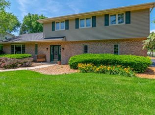 1413 Crestview Rd, Sterling, IL 61081