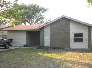 909 Monte Vista Dr, Lockhart, TX 78644