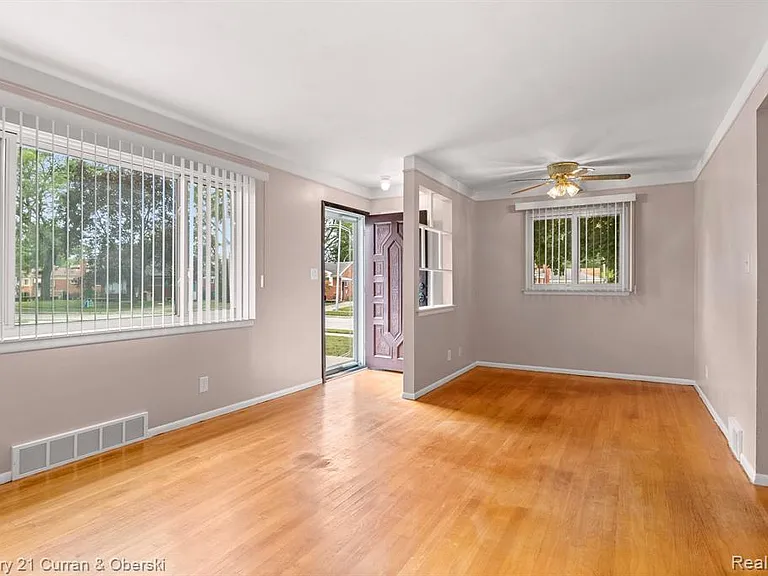 32624 Windsor St — Photo 4