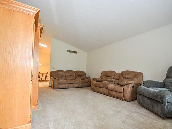 4th image of 464 Lincoln Ave