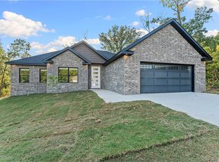 2 Kolman Ln, Bella Vista, AR 72715