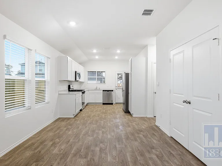 306 Constanza Trl — Photo 6