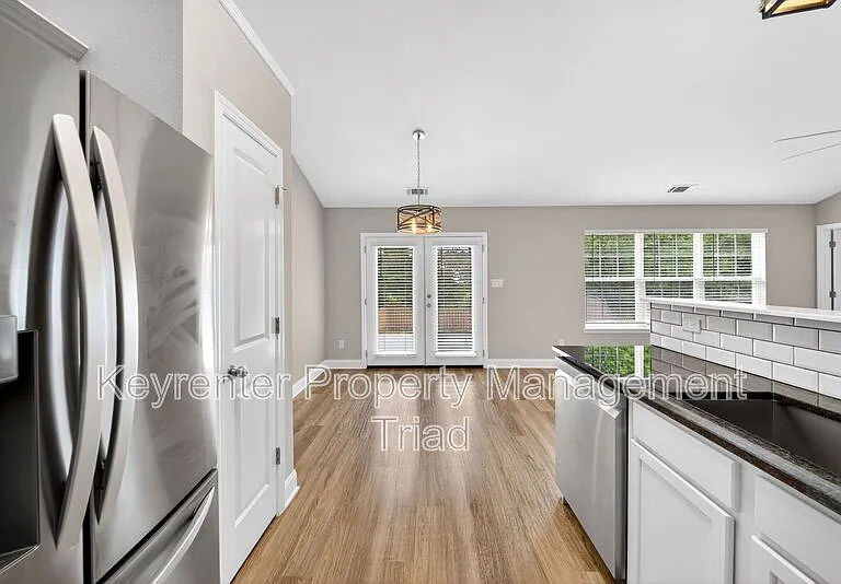 1153 Hawick Dr — Photo 32