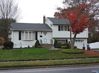 689 Pascack Rd, Paramus, NJ 07652
