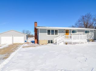 306 Meadow Lane Dr, Montezuma, IA