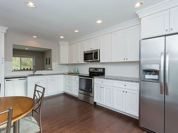 kitchen - plenty of cabinets