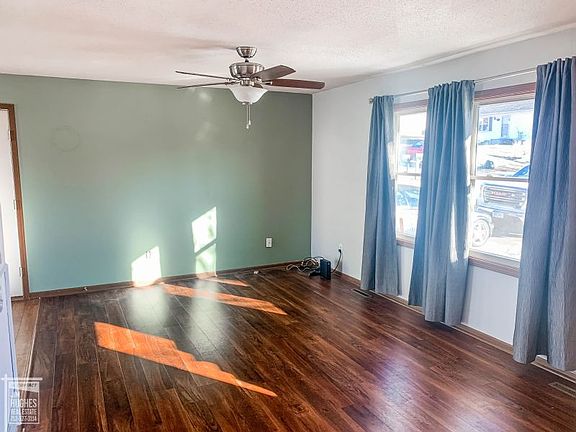 3rd image of 180 Glenbrook Dr