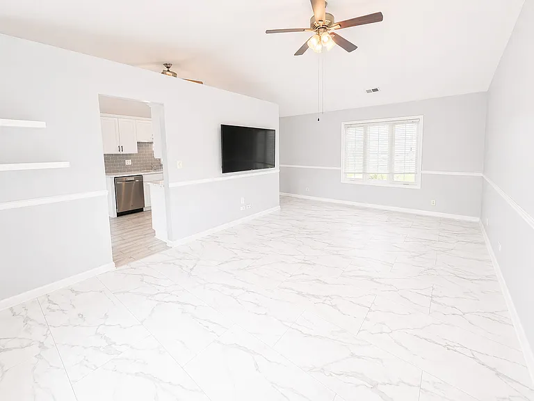 828 Huron Ct — Photo 4