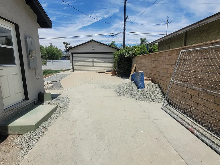 566 W H St — Photo 23