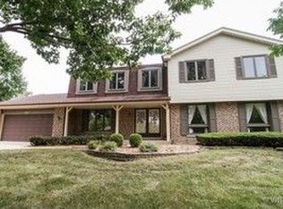 223 Chaucer Ct, Willowbrook, IL 60527