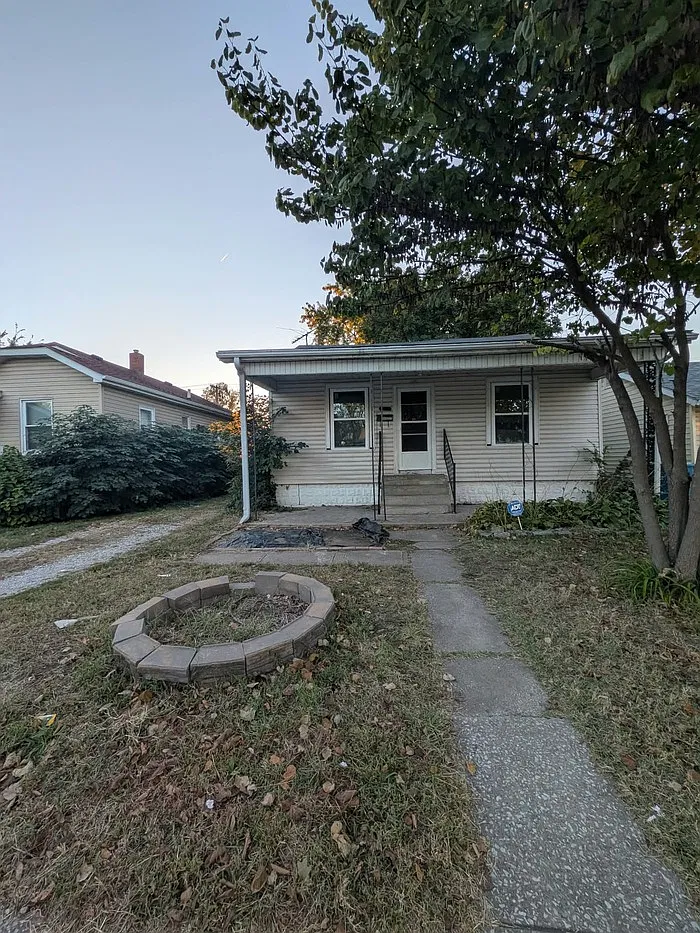 3 bed, 1.0 bath, $950 — Photo 1