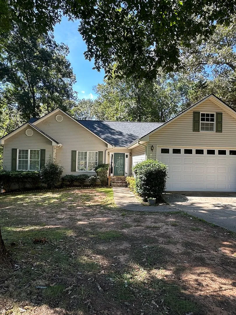 4 Bedroom Home in North Hall — Photo 1