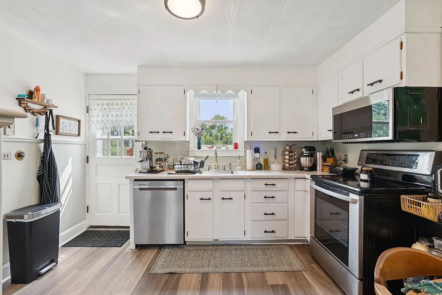 3 bed, 1.5 bath, 1375 sqft, $2,650 — Photo 3