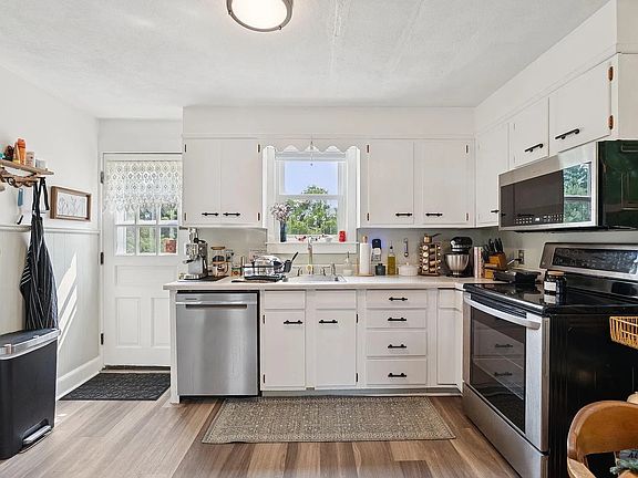 3rd image of 8 Iris Ln #2