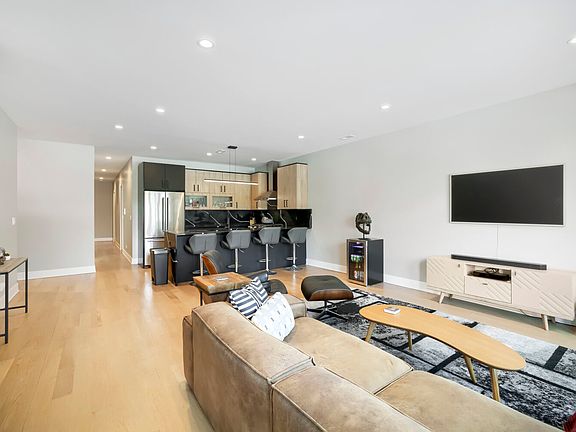 3rd image of 1456 N Western Ave #1