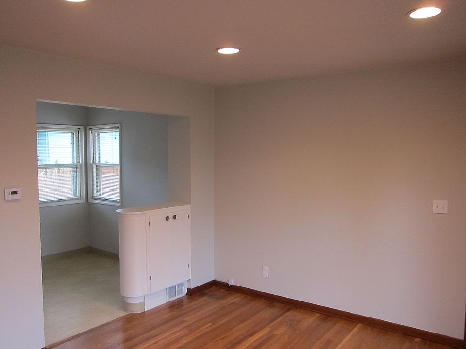 Looking at kitchen nook from LR
