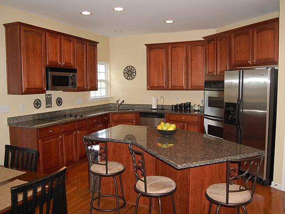 Kitchen w/upgraded cabinets and granite