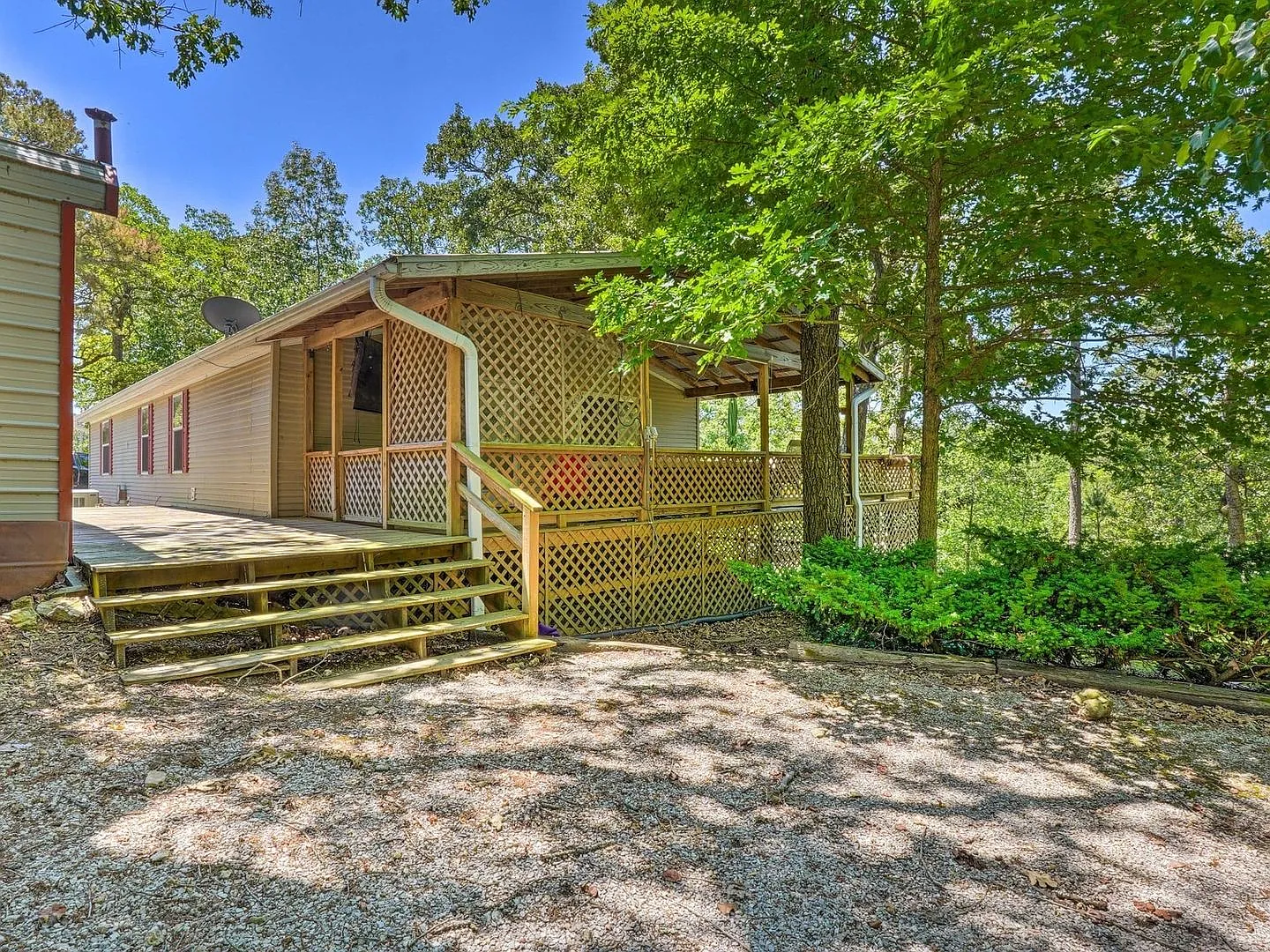 Fully Furnished, Beaver Lake Area 3 bed 2 bath home, Large Deck, Fenced in Yard — Photo 1