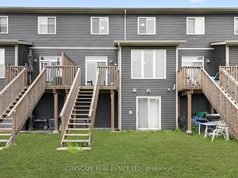 27 Lamb Cres — Photo 4