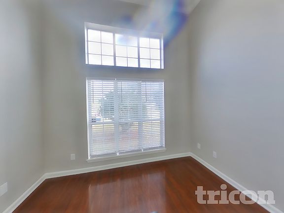 4th image of 838 Poydras Ln W