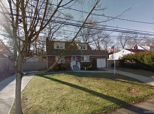 273 S 16th St, Lindenhurst, NY 11757