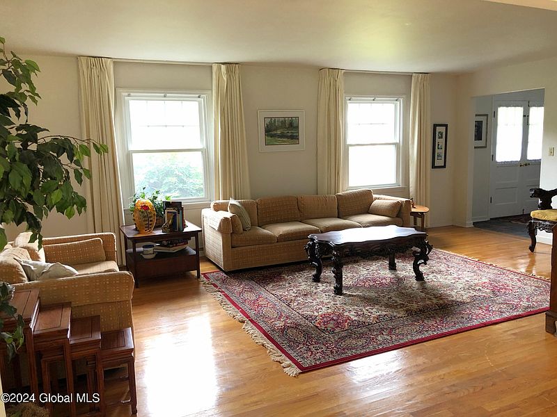 4th image of 28 Country Fair Ln