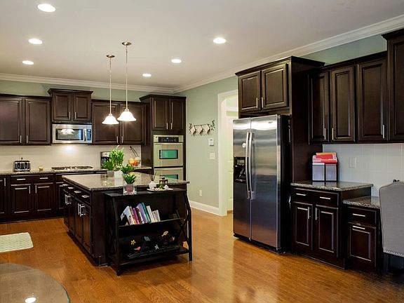 Lots of cabinets and counter space in the kitchen