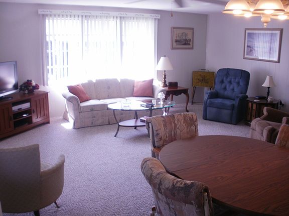 3rd image of 127 Camellia Dr
