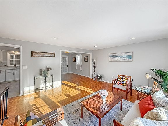 4th image of 10 Thoreau Rd