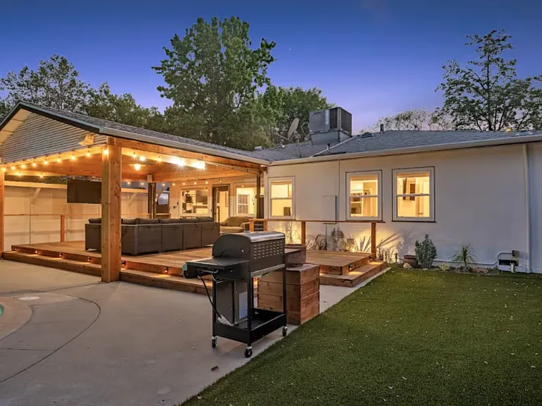 7106 Lasaine Ave — Photo 12