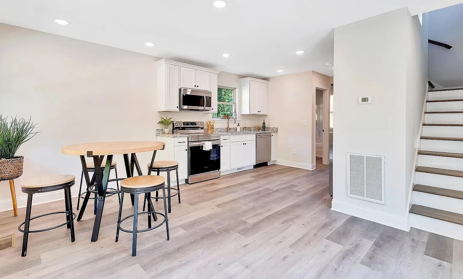 3 bed, 2.0 bath, 1055 sqft, $2,000 — Photo 4