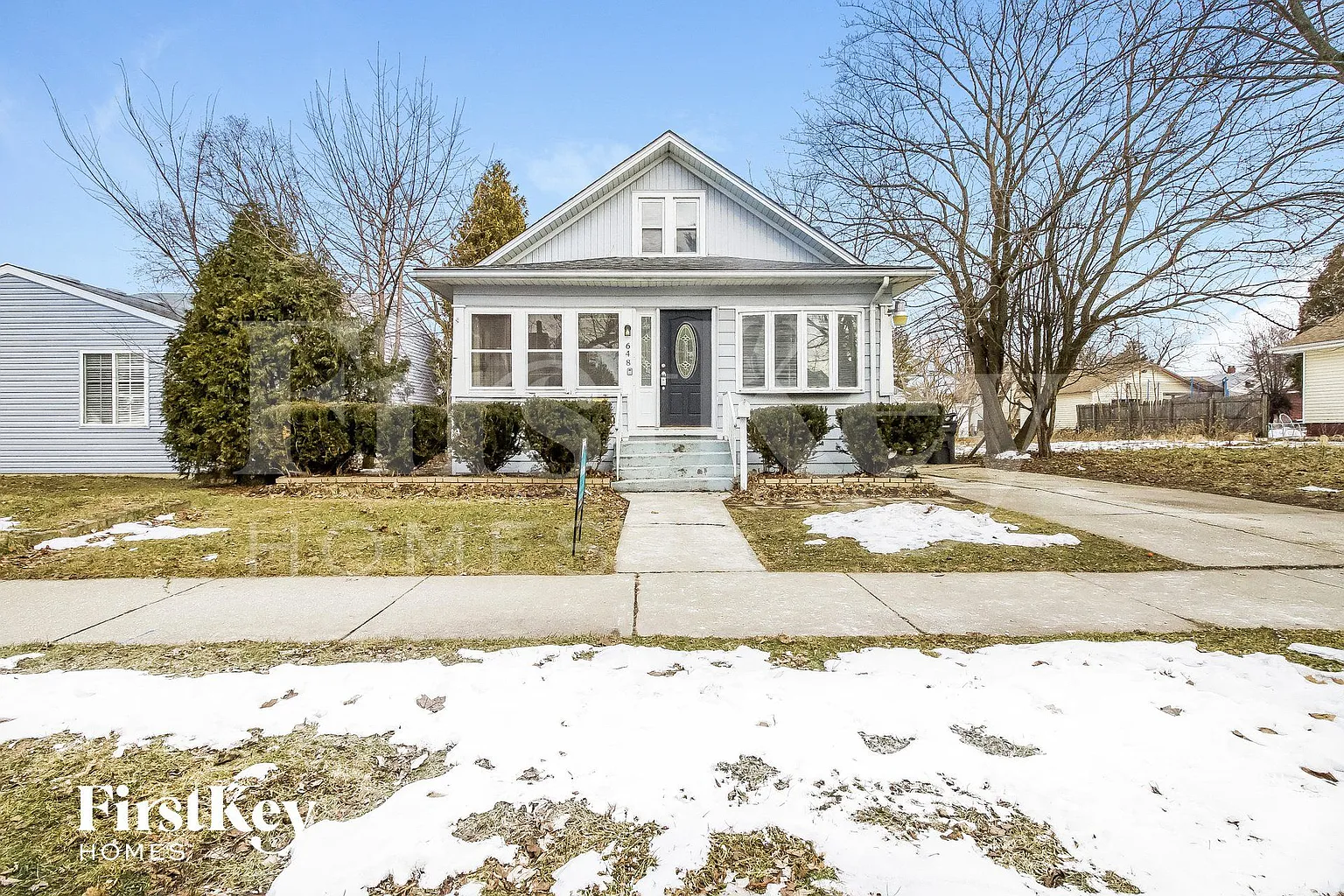 648 Myrtle St photo 1