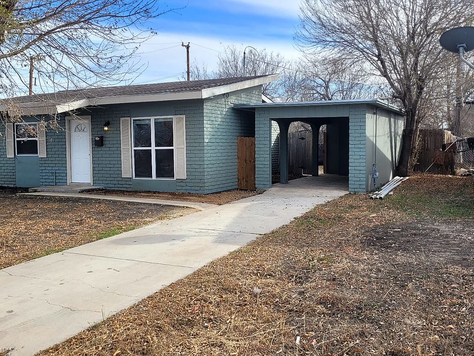 Clean Front yard with 4 parking spaces